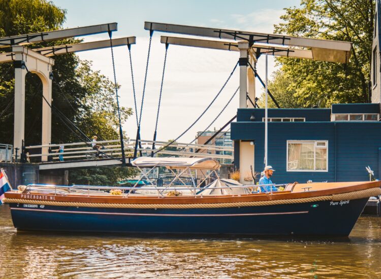 Gezellige privé boottocht in de middag door de grachten van Amsterdam met comfortabele zitplaatsen